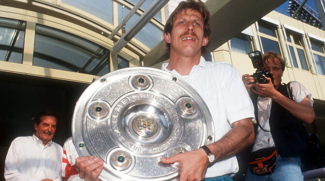Christoph Daum holt mit dem VfB Stuttgart 1992 die Meisterschaft: eine Sensation. FOTO: WITTERS Christoph Daum holt mit dem VfB Stuttgart 1992 die Meisterschaft: eine Sensation. FOTO: WITTERS