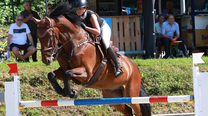 Die Trochtelfingerin Laura Bräuninger, hier mit ihrem Wallach Carry on beim Pfullinger Turnier, freut sich über Bronze bei der "