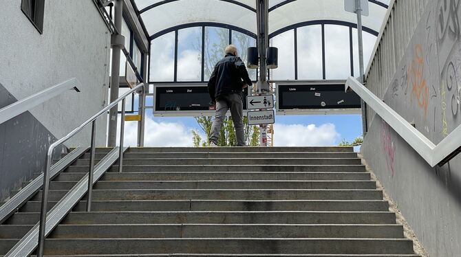 Bahnhof, Metzingen Von der Treppe des Bahnhofstunnels aus müsste man schon die Abfahrtszeiten und -orte der Busse sehen. Doch die Tafeln sind - mal