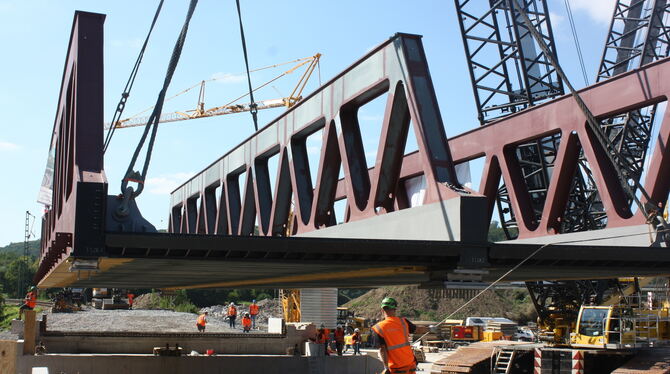Einsetzung Eisenbahnbrücke über die Blaulach bei Kirchentellinsfurt: Der Arbeiter im Vordergrund bewegt hier 320 Tonnen Stahl.