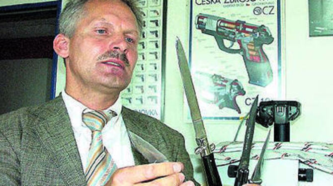 Vorsicht heiß: Erster Kriminalhauptkommissar Klaus Meyer mit Messern aus seinem Waffenarsenal.
GEA-FOTO: CO