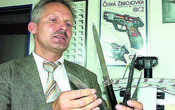 Vorsicht heiß: Erster Kriminalhauptkommissar Klaus Meyer mit Messern aus seinem Waffenarsenal. GEA-FOTO: CO