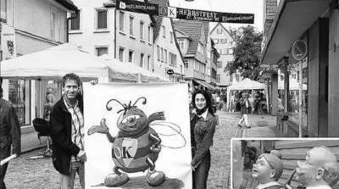 Willkommen, OK-Superhummel: Daniel Schmid und Jeanine Jehle präsentieren das Maskottchen der Interessengemeinschaft Oberamtei-/Kanzleistraße. Der freundliche Brummer soll für das Geschäftsviertel werben. 
GEA-FOTO: HD