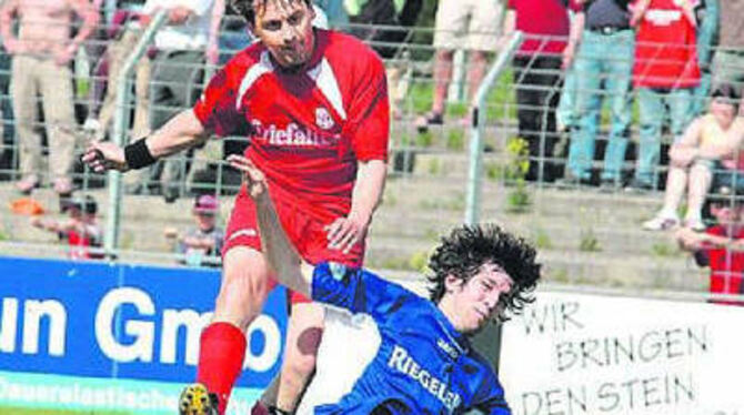 Hatte einen kurzen Arbeitstag: Jochen Weigl (links) wurde eingewechselt. 
GEA-FOTO: PACHER