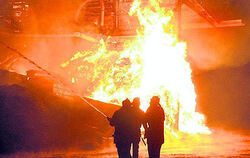 Die Feuerwehren aus Ofterdingen, Mössingen und Nehren waren beim Brand der Heu-Lagerhalle im Einsatz. FOTO: MEYER