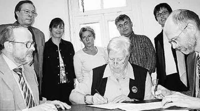 Samariterstiftung Nürtingen und Diakonie-Sozialstation Pfullingen-Eningen arbeiten beim Betreuten Wohnen zusammen. Bei der Vertragsunterzeichnung (von links): Dr. Hartmut Fritz, Elke Hagmaier und Dr. Eberhard Goll, dahinter: Dieter Indra, Christine Klein, Maria Kraft, Andreas Walter und Margrit Vollmer-Herrmann.
GEA-FOTO: ESCH