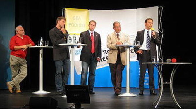 Bühne frei für die Bewerber beim GEA-Wahlpodium (von links) Stefan Straub (Die Linke), Thomas Poreski (Grüne), Sebastian Weigle (SPD), Ernst-Reinhard Beck (CDU) und Pascal Kober (FDP).
GEA-FOTO: ZENKE