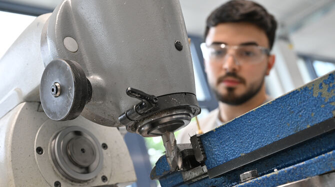 Viele Ausbildungsbetriebe versuchen, für Bewerber attraktiver zu werden. FOTO: KNEFFEL/DPA Viele Ausbildungsbetriebe versuchen, für Bewerber attraktiver zu werden. FOTO: KNEFFEL/DPA