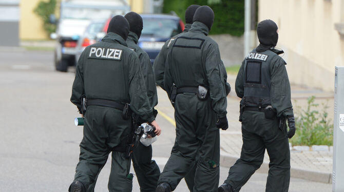 sek, vermummt Ein SEK verhaftete 2023 in Bad Urach einen Mafiosi. (Symbolbild)
