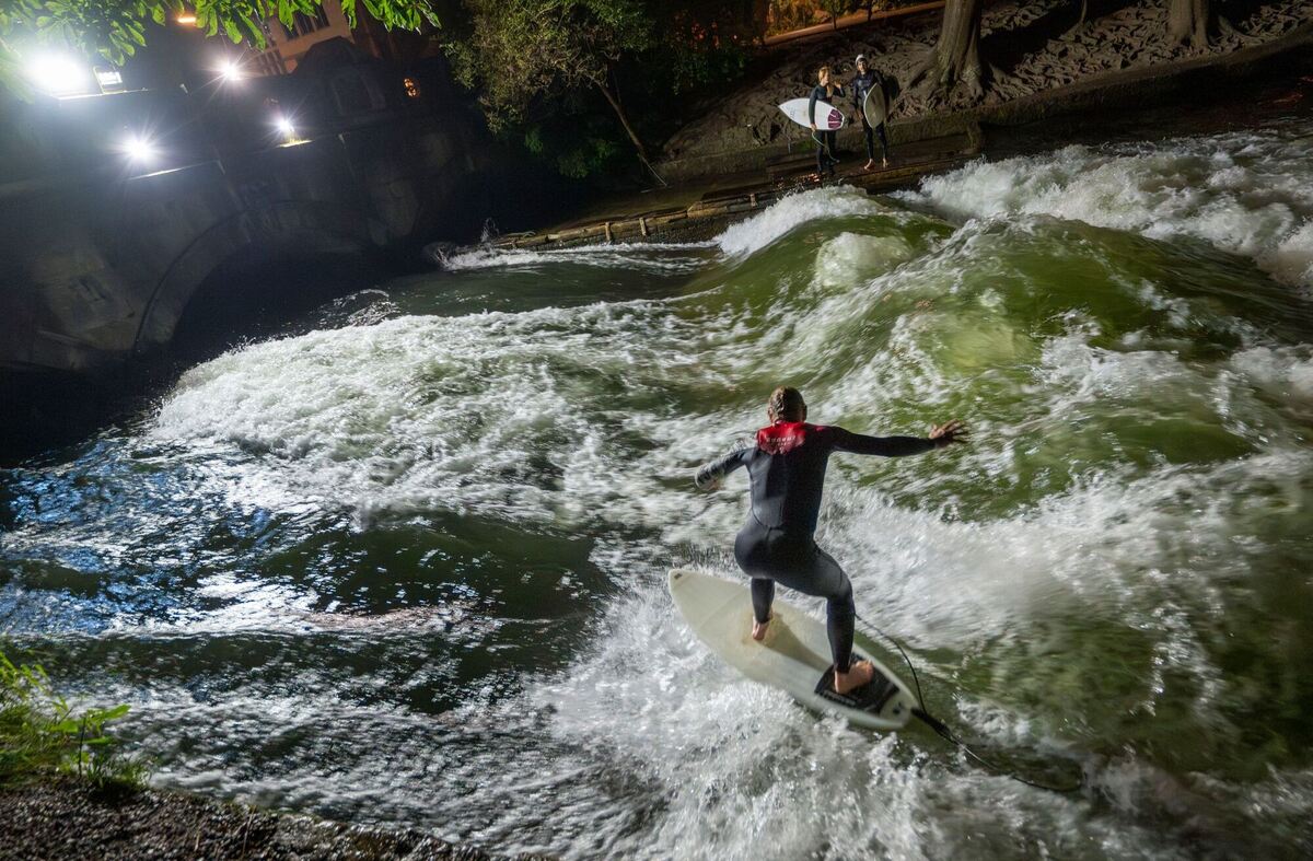 Surfer auf der Eisbachwelle