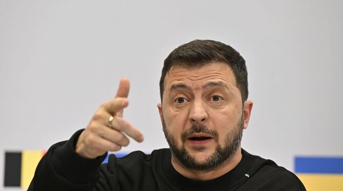 Selenskyj wirbt um Flugabwehr und Langstreckenwaffen Selenskyj wirbt um Flugabwehr und Langstreckenwaffen