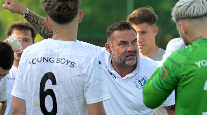 Nicht zufrieden: Young-Boys-Trainer Volker Grimminger (Mitte) gibt seiner Mannschaft in der Trinkpause klare Anweisungen.  FOTO: