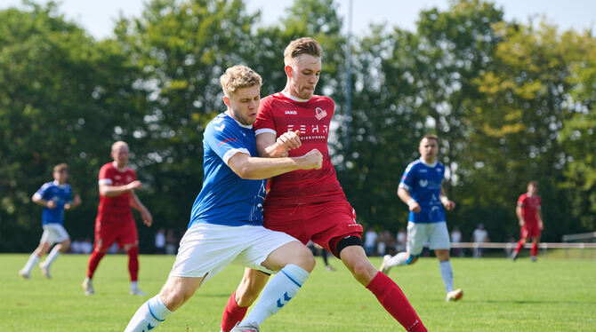 Nicht nur in diesem Zweikampf war am Samstagmittag nichts zu holen für den VfL Pfullingen um sein Eigengewächs Lukas Klemenz (li