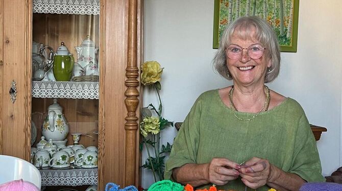 Stapel von Wollknäueln und viele fertige Bestandteile für ihre Glückswürmchen: Carin Fetzer häkelt unermüdlich. FOTO: JENATSCHK Stapel von Wollknäueln und viele fertige Bestandteile für ihre Glückswürmchen: Carin Fetzer häkelt unermüdlich. FOTO: JENATSCHK