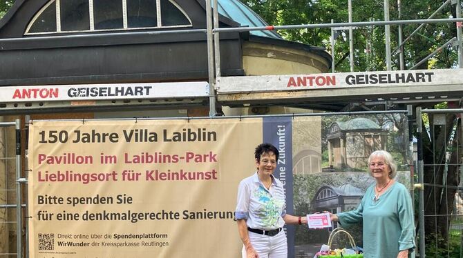Schon 1.270 Euro an Spenden für den Pavillon im Laiblinspark hat Carin Fetzer mit ihren Glückswürmchen gesammelt und an Waltraud Schon 1.270 Euro an Spenden für den Pavillon im Laiblinspark hat Carin Fetzer mit ihren Glückswürmchen gesammelt und an Waltraud