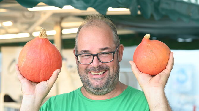 Marktbeschicker Martin Frech mit zweien seiner selbstangebauten Hokkaido-Kürbisse.