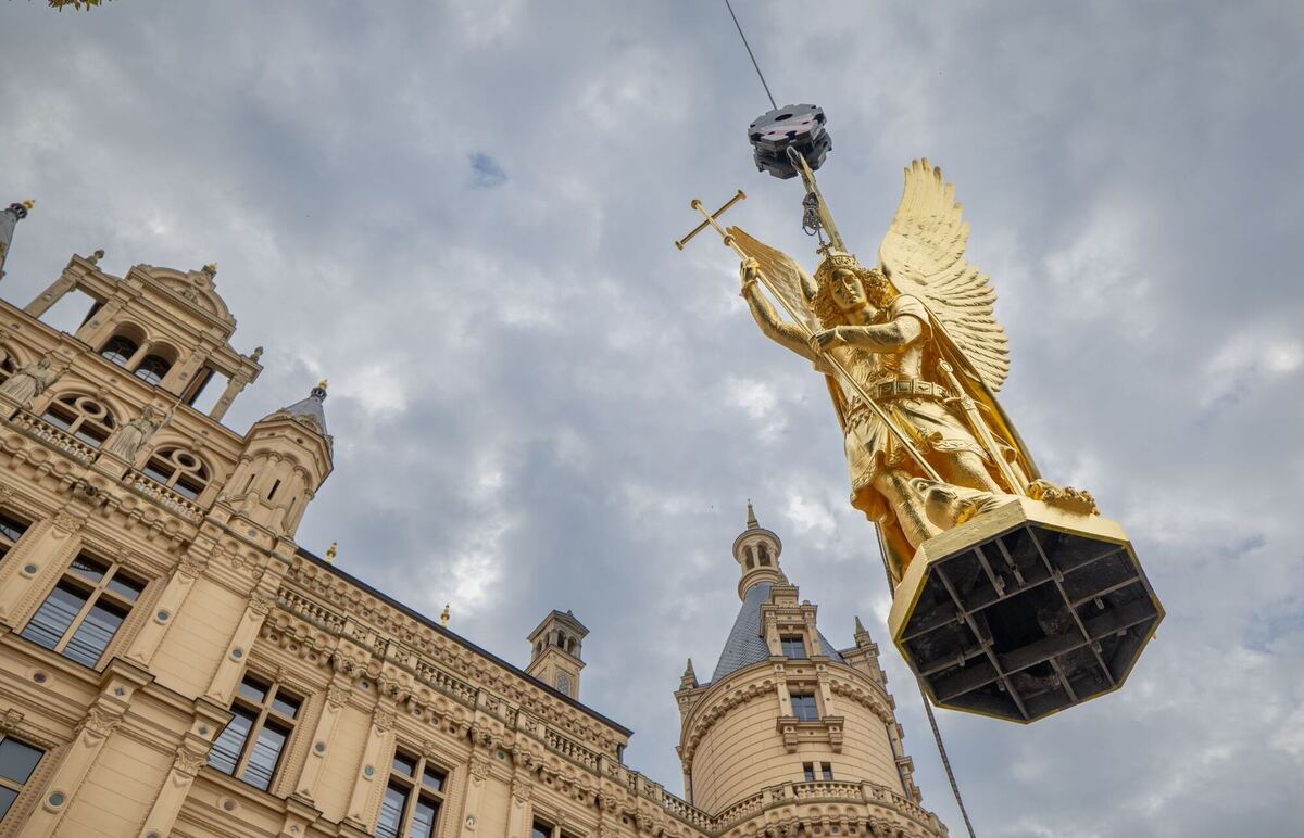 Goldener Engel kehrt zurück aufs Schweriner Schloss