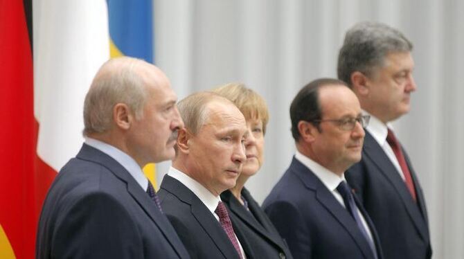 Gastgeber Lukaschenko, Russlands Präsident Putin, Kanzlerin Merkel, der französische Staatschef Hollande und der ukrainische