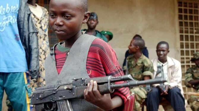 Kindersoldat in der Demokratischen Republik Kongo. Foto: Maurizio Gambarini Kindersoldat in der Demokratischen Republik Kongo. Foto: Maurizio Gambarini