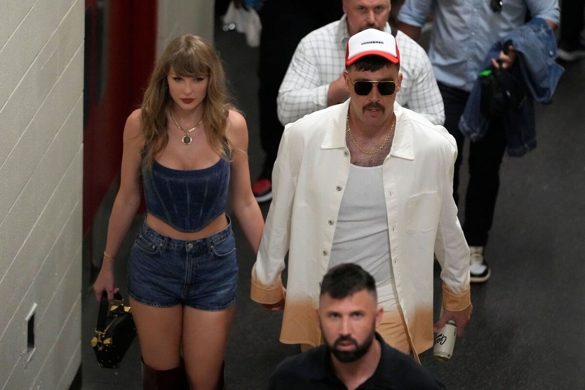 Taylor Swift und Travis Kelce nach NFL-Footballspiel Taylor Swift und Travis Kelce nach NFL-Footballspiel