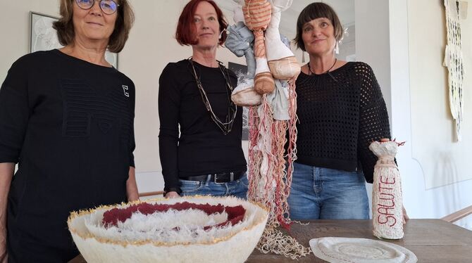 Christine Ziegler (von links), Elke Pikkemaat und Annette Hecht-Bauer haben angerichtet: Die Künstlerinnen zeigen textile Kunst