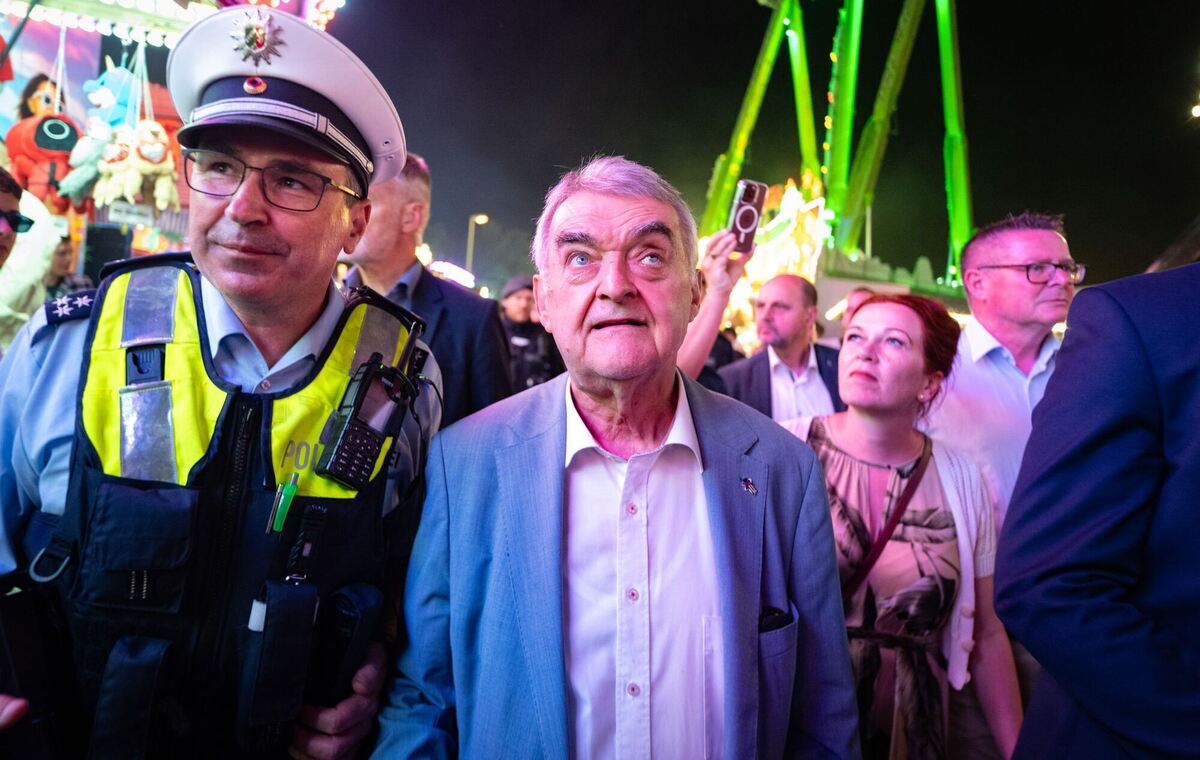 NRWs Innenminister Reul beim »Pützchens Markt« in Bonn