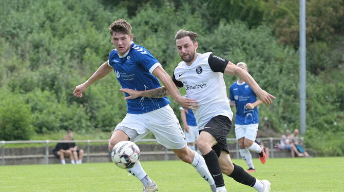 Sieht bereits zum zweiten Mal in dieser Saison die Gelb-Rote-Karte: Pfullingens Verteidiger Marco Digel (links).  FOTO: BAUR