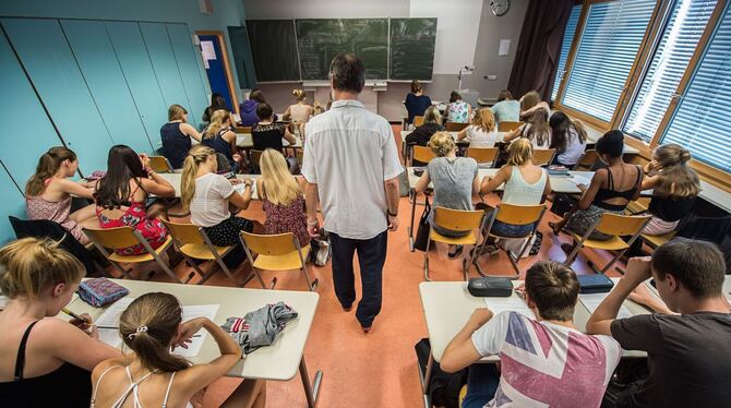 Schülerinnen und Schüler im Unterricht