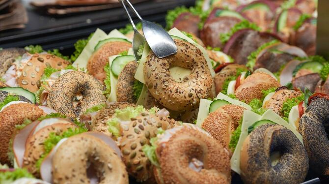 Belegte Backwaren liegen in der Auslage in einer Bäckerei