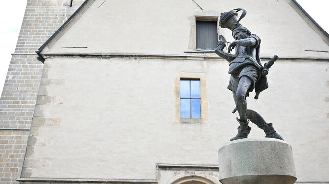 Die Statue des Minnesängers Heinrich von Ofterdingen vor der Mauritiuskirche und das Rathaus im Steinlachtal. FOTOS: PIETH/KREI Die Statue des Minnesängers Heinrich von Ofterdingen vor der Mauritiuskirche und das Rathaus im Steinlachtal. FOTOS: PIETH/KREI