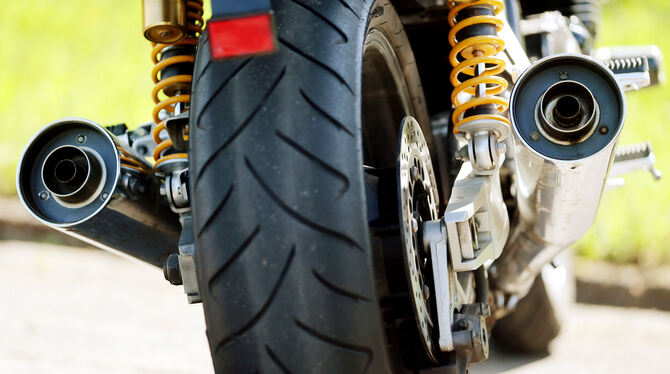 90, 100 Dezibel ab Werk: Insbesondere auch bei Motorrädern ist teils Erstaunliches erlaubt. FOTO: DPA 90, 100 Dezibel ab Werk: Insbesondere auch bei Motorrädern ist teils Erstaunliches erlaubt. FOTO: DPA