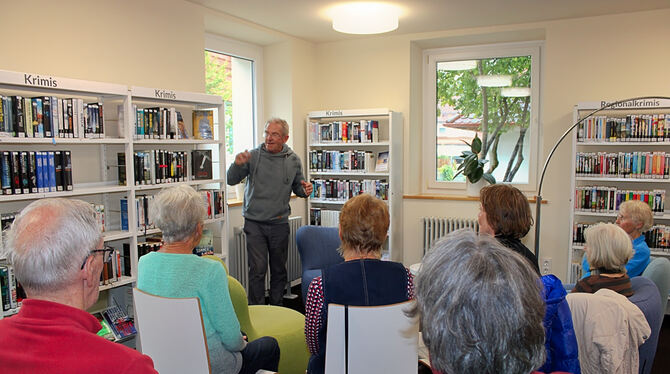 In der Bücherei Eningen erläuterte Dr. Martin Sowa zunächst seine Arbeitsweise.