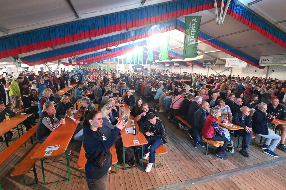 Auftakt zum Festwochenende am Freitag im Festzelt FOTO MEYER