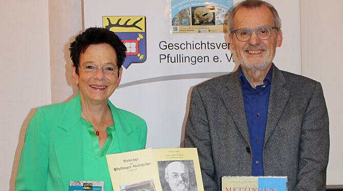 Bei der Jahreshauptversammlung tauschten Prof. Waltraud Pustal und Rudolf Renz auch Veröffentlichungen beider Vereine aus.