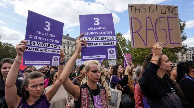Missbrauchsprozess in Frankreich - Demonstration in Paris