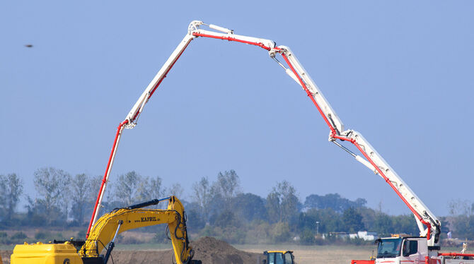 Bagger stehen am frühen Morgen auf einem Baugelände, auf dem der Chiphersteller Intel eine Chipfabrik errichten will. Mit Blick