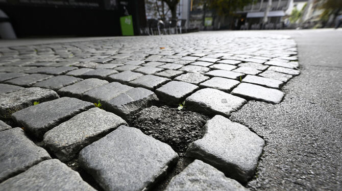 Das desolate Pflaster in den Randbereichen soll ausgebessert werden, darin sind sich alle einig.