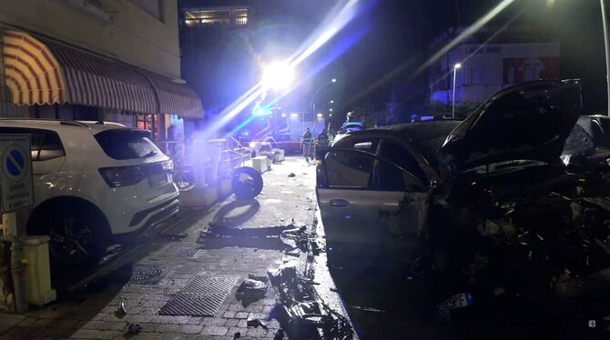 Auto rast in Fußgänger: Zwei deutsche Schülerinnen sterben