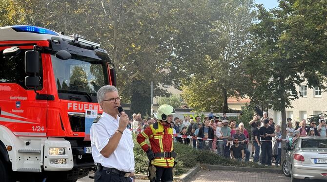 Dietmar Rall beobachtete den Einsatz seiner Rettungskräfte und kommentierte für die Zuschauer.