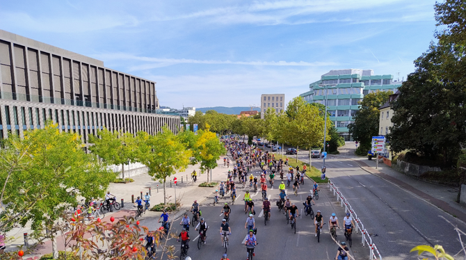 Raddemo B28 Stadthalle Reutlingen Radfahrer Demo Hier ging's los: Der Radler-Tross beim Start an der Reutlinger Stadthalle.