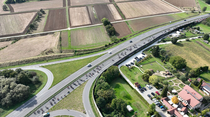 Raddemo B28 Radfahren Reutlingen Tübingen Mobil ohne Auto Ein ungewohntes Bild: Zwei Fahrstreifen der B28 waren am Sonntagnachmittag für eine Raddemo gesperrt.