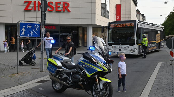 Radfahrer Demo B28 Tübingen Reutlingen Auch in Tübingen mussten andere Verkehrsteilnehmer warten, bis die 5.000 Radler durch waren, hier ein Bus am Zinser-Dreieck.
