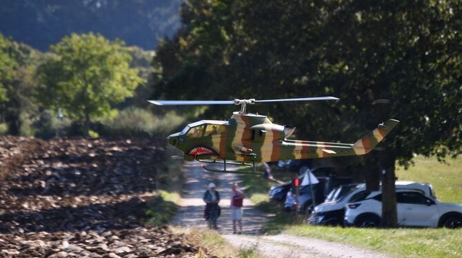 Tarnfarben-Hubschrauber trifft ungetarnte Flugtag-Besucher.  FOTO: SCHERTLIN