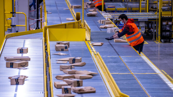 So sieht es in einem Verteilzentrum von Amazon aus. FOTO: BÜTTNER/DPA