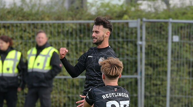 Riccardo Gorgoglione trifft für den SSV. Vorne mit der Nummer 27: Tom Ruzicka.