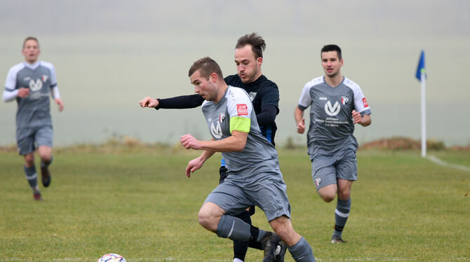 Hattrick beim 4:0 in Bad Urach: Pascal Geiselhart (vorne) von der SGM Steinhilben/Trochtelfingen. FOTO: T.BAUR/EIBNER Hattrick beim 4:0 in Bad Urach: Pascal Geiselhart (vorne) von der SGM Steinhilben/Trochtelfingen. FOTO: T.BAUR/EIBNER