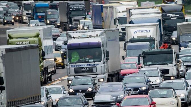 Fast eine halbe Million Mal stand der Verkehr auf Deutschlands Autobahnen laut ADAC im Jahr 2014 still - ein neuer Rekord. Fo Fast eine halbe Million Mal stand der Verkehr auf Deutschlands Autobahnen laut ADAC im Jahr 2014 still - ein neuer Rekord. Fo