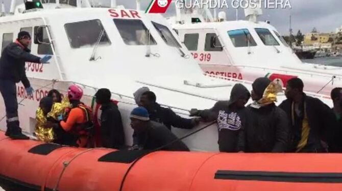Gerettete Bootsflüchtlinge in Lampedusa: Die italienische Küstenwache hat erneut etwa 700 Menschen in Sicherheit gebracht. Fo