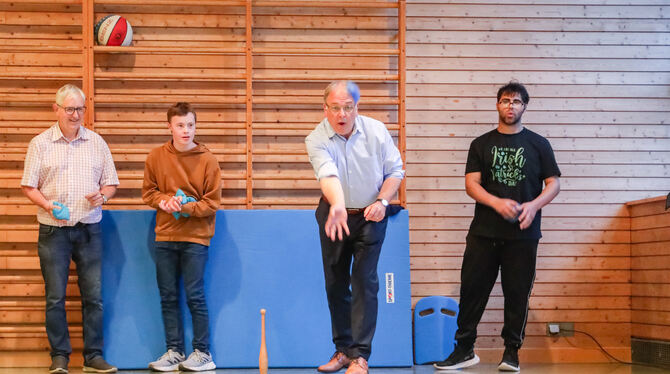 thomas keck, sport, inklusion Thomas Keck warf konzentriert das Säckchen ins Ziel.