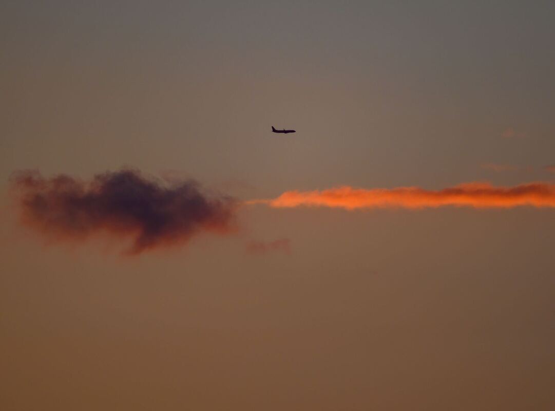 Flugzeug am Abendhimmel Flugzeug am Abendhimmel